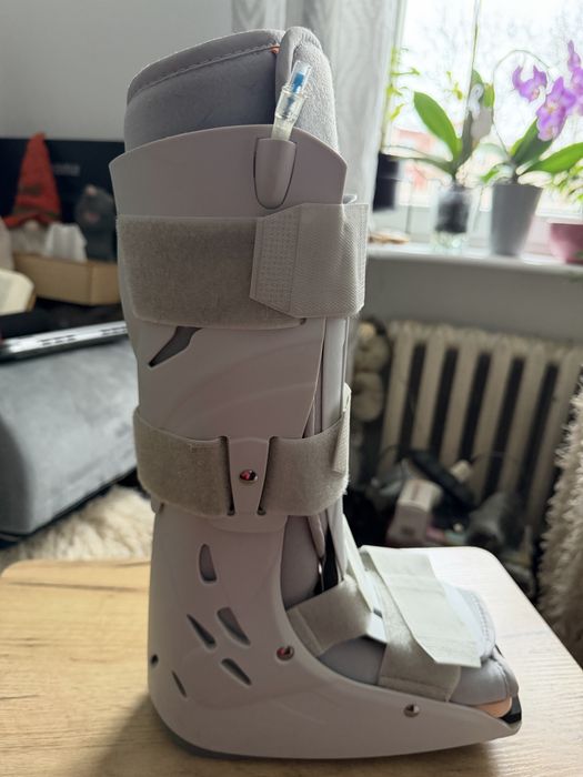 Orteza sztywna na golen.