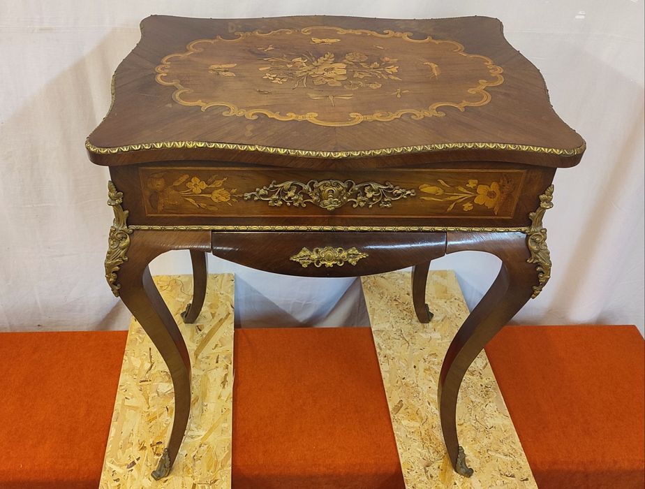 Mesa trabalhada com acabamentos metálicos