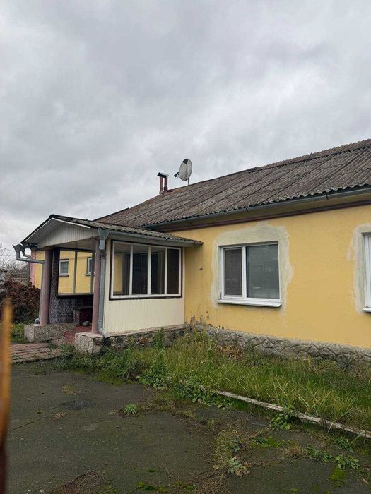 Продаж просторого будинку з ремонтом, автономією та гаражем у будівлі!