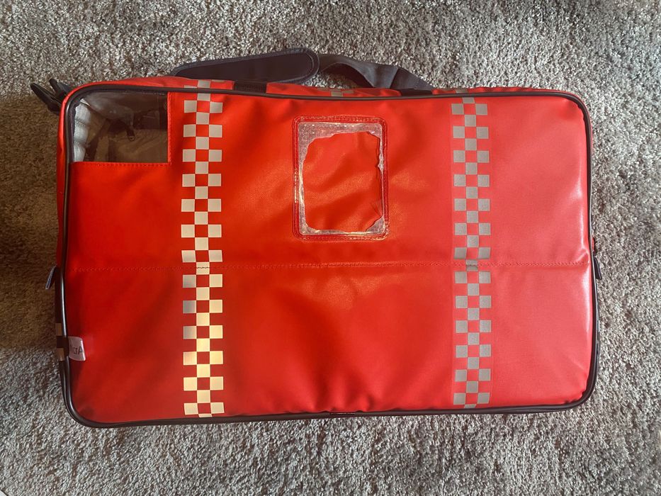 Vários sacos/bolsas de atendimento médico de emergência novos e usados