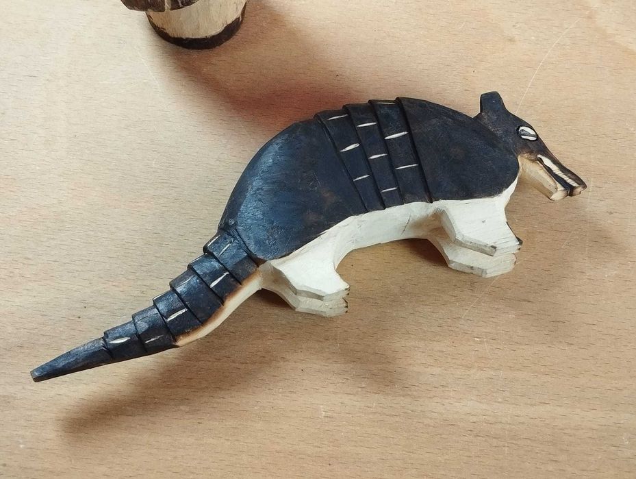 Esculturas Cobra e Tatu em Madeira