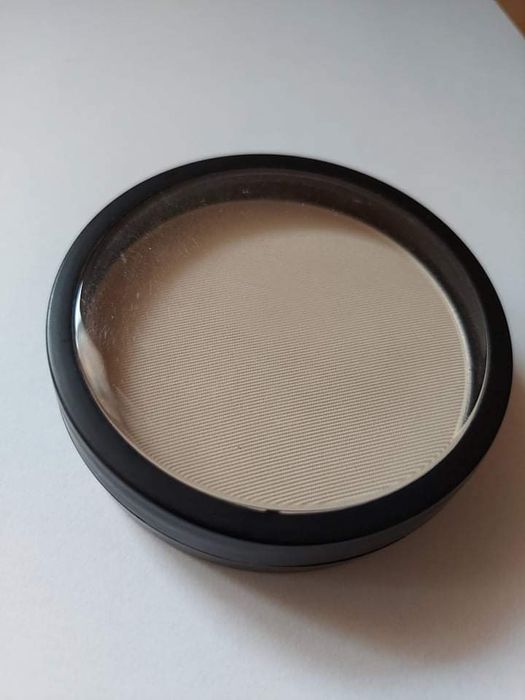 puder prasowany z GLO perfekting powder