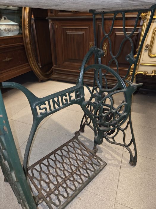 Mesa com pés de máquina singer