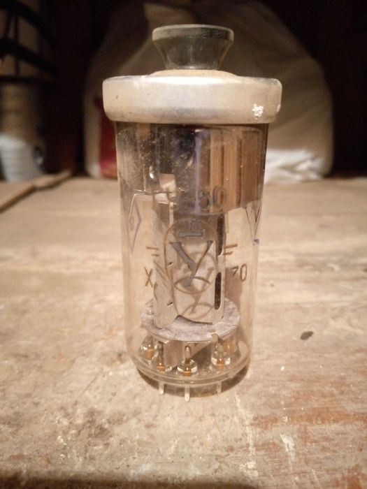 Радіолампи вакуумі.