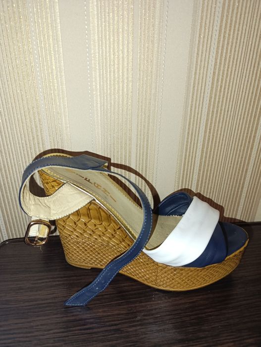 Босоніжки з натуральної шкіри 39 розміру в ідеальному стані