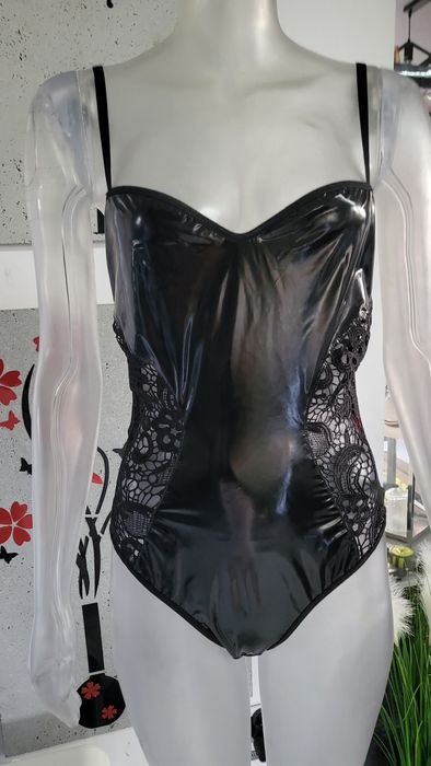 Piękne body z koronką czarne.