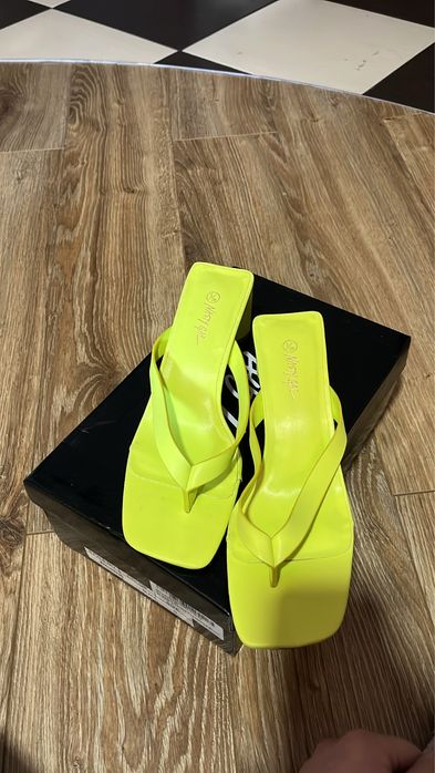 Buty na obcasie nowe