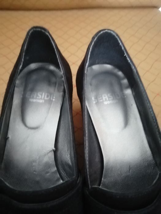 Sapatos em camurca pretos. Sem uso