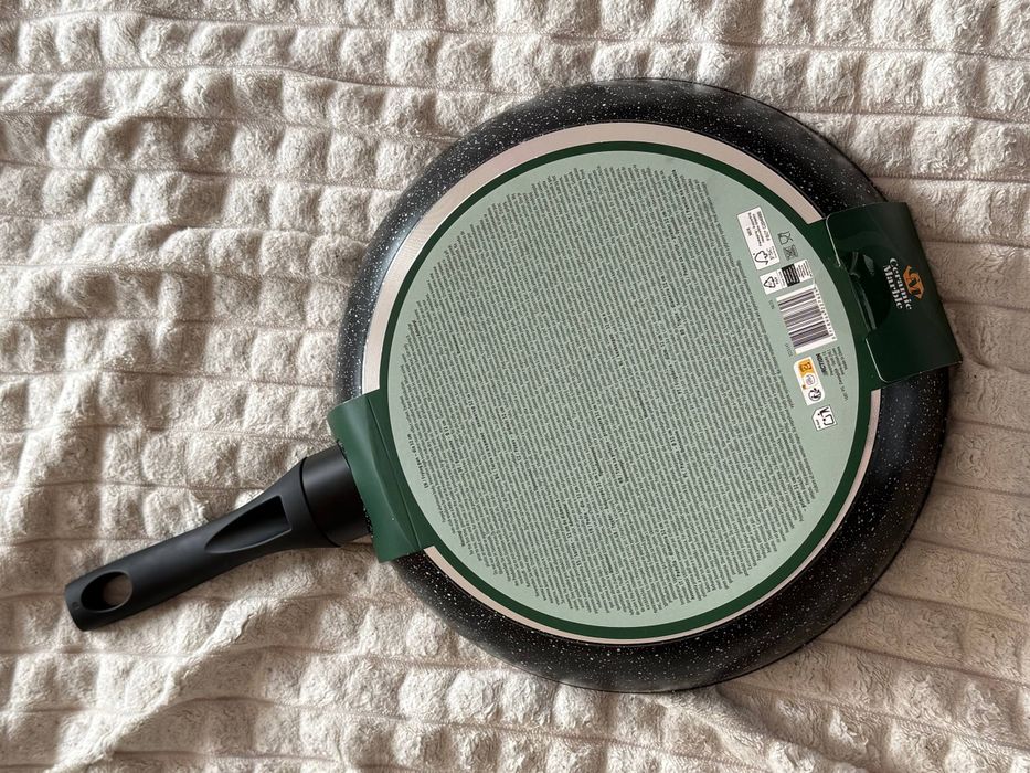 Nową patelnię o średnicy 32 cm