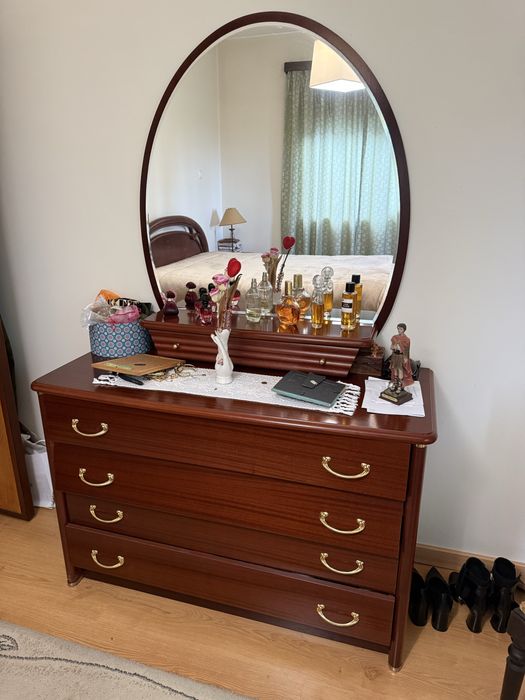 Mobilia de quarto completa (cama, mesas de cabeceira e movel)