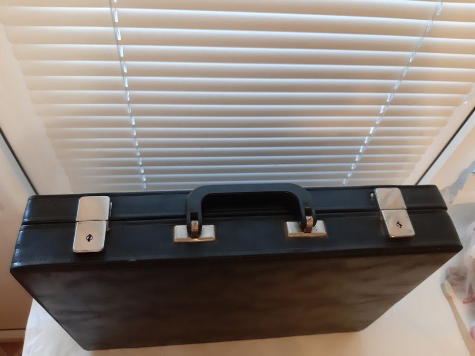 Дипломат - чемодан кожанный б/у производство УССР  1988год