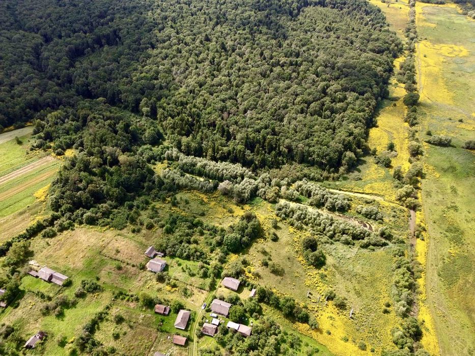 Продаж ділянки 2.1 га. з озерами та приляганням до лісу