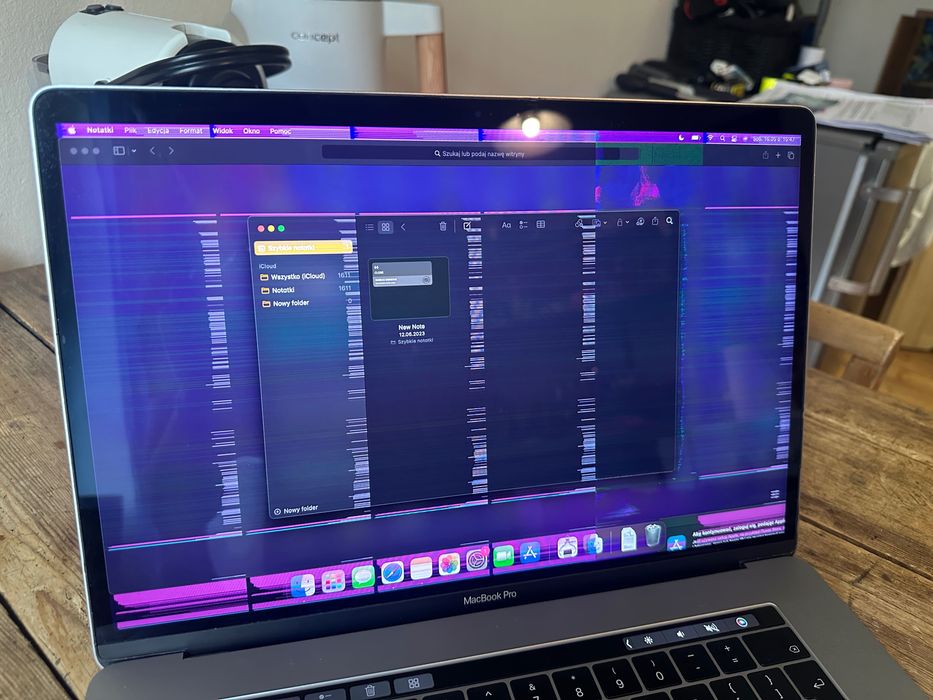 MacBook Pro 15 2016, A1707, i7, paski na ekranie