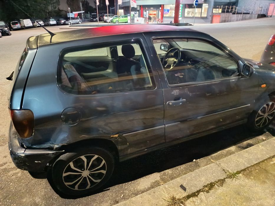 VW Polo 1999 sinistrado -Mecanica em bom estado (Ler anúncio)