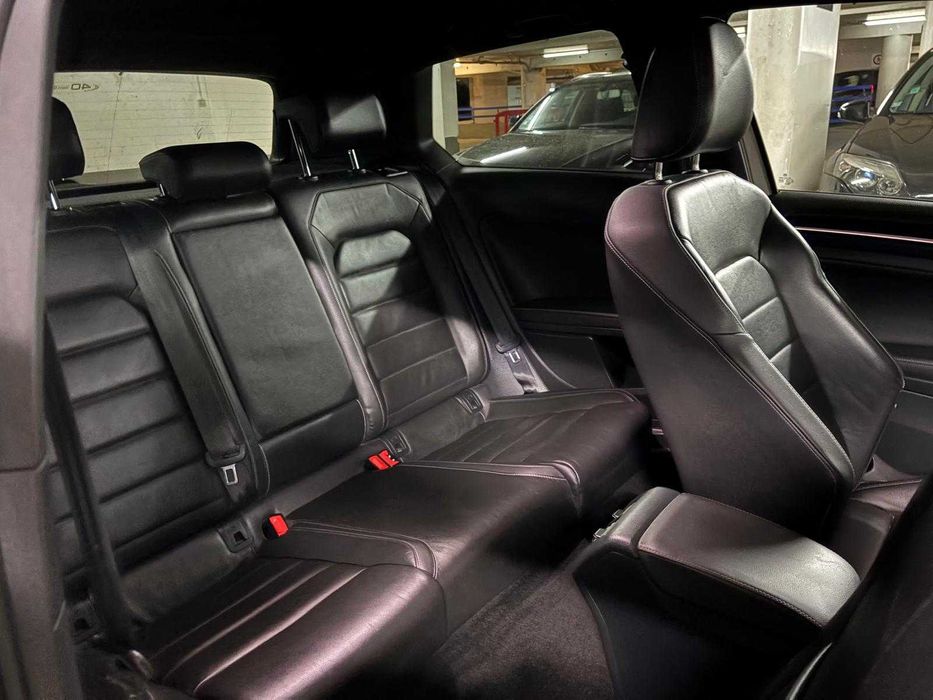 Golf 7 GTD 184 cv - Estofos em pele / Dynaudio / Jantes 18/ Teto de abrir / DCC / Engate de reboque - 1.º Dono