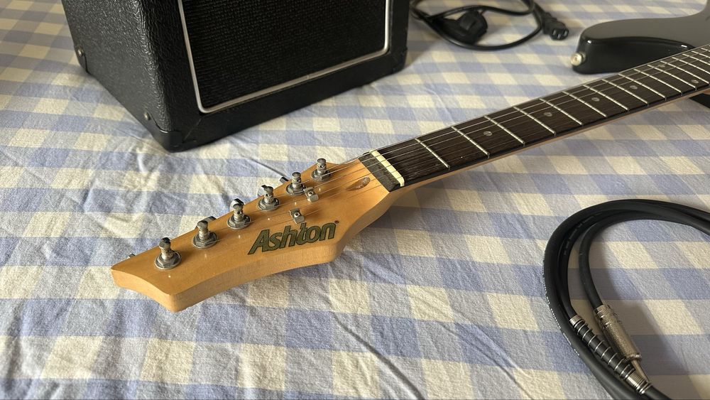 Guitarra Ashton Esquerdina + Amplificador
