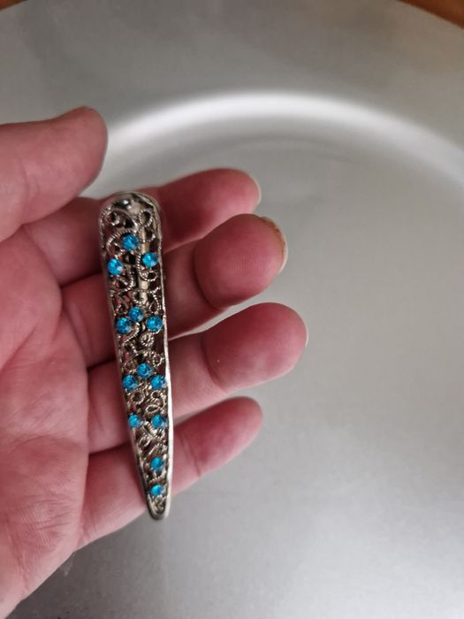 Spinka w kolorze srebrnym z niebieskimi oczkami