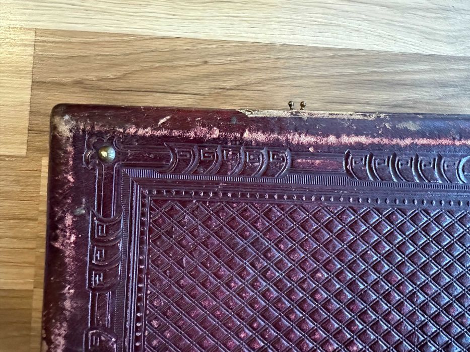 Dawny kolekcjonerski album na zdjęcia. Oprawa ze skóry.