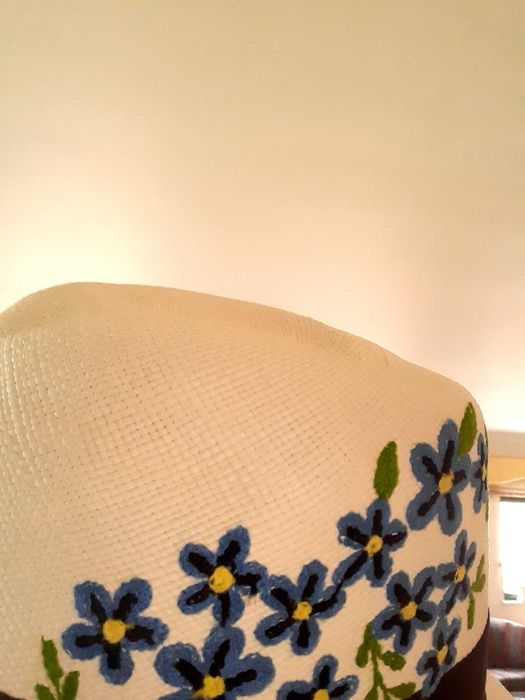 Chapéu original de palha feito à mão c/ flores bordadas azuis