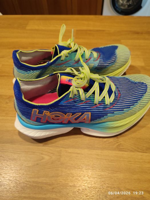 Tenis Running com placa de carbono Hoka Cielo x1