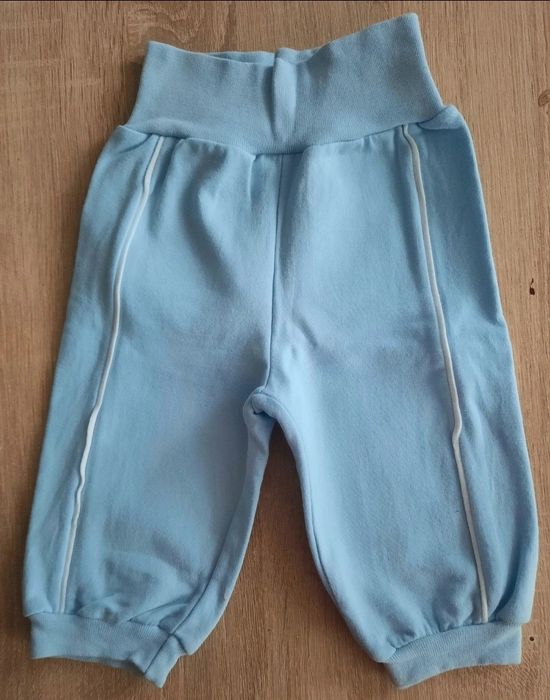 Dres niemowlęcy rozm. 68 z bodami i czapeczka
