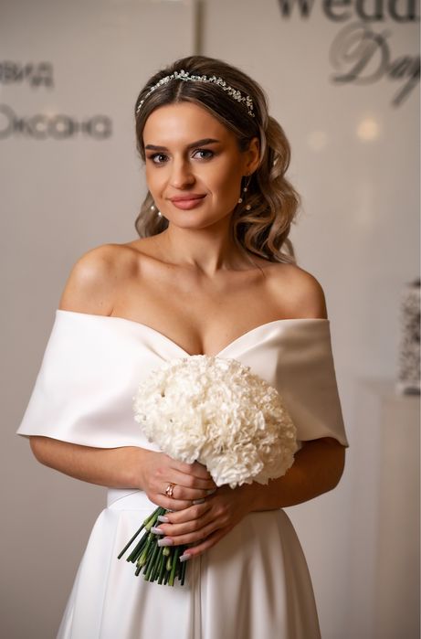 Весільна сукня міді з відкритими плечима у стилі minimal bridal