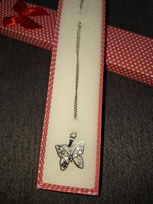 Piękny łańcuszek z zawieszką motyl motylek