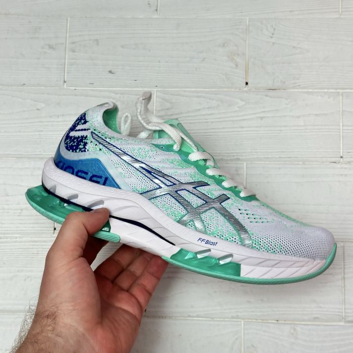 Жіночі кросівки asics