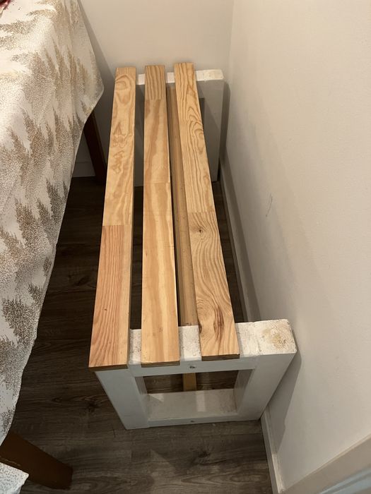 Banco de madeira (uma madeira partida)