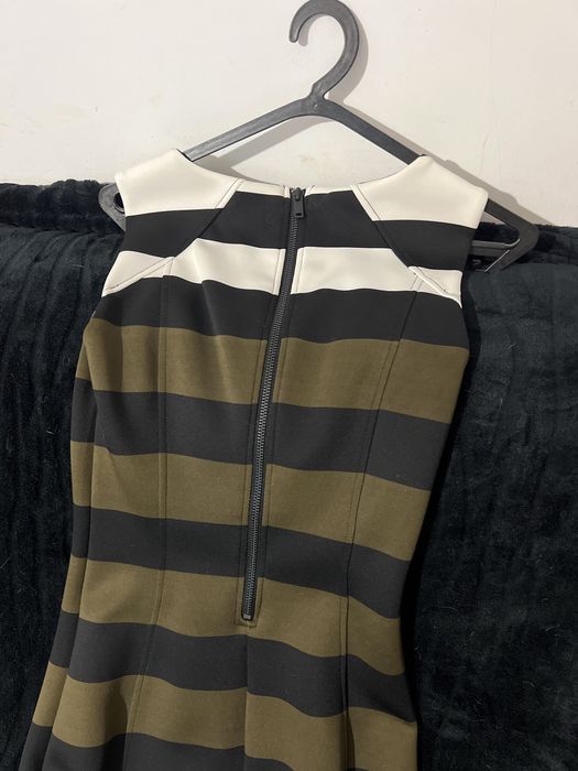 Vestido longo, elegante às riscas