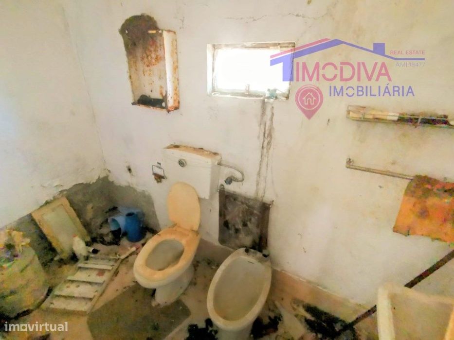 Moradia T2 com terreno a confrontar com ribeira em Figueiró dos Vinhos