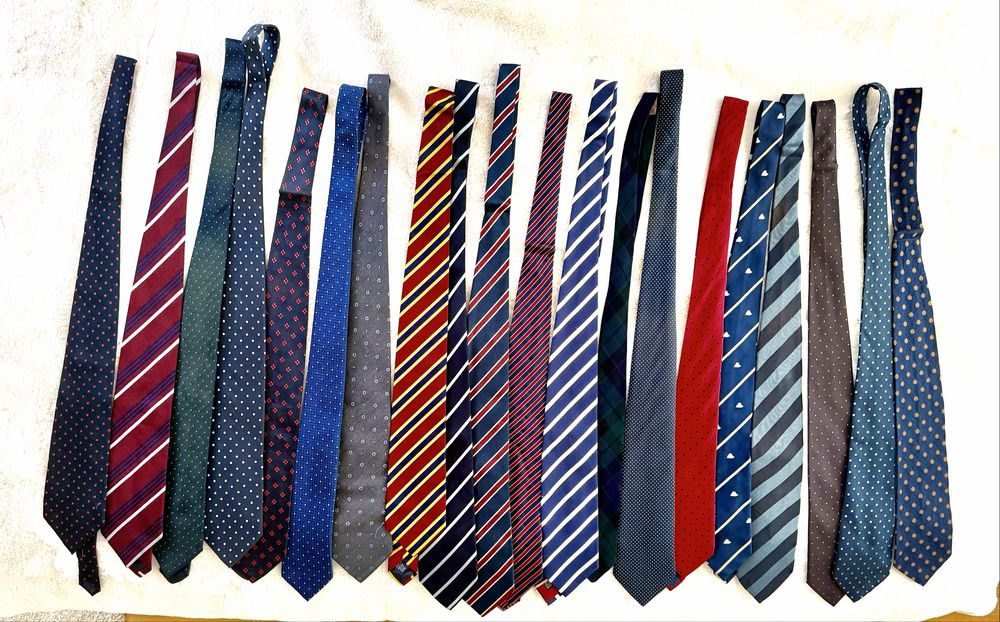 20 Gravatas em bom estado de diversas marcas