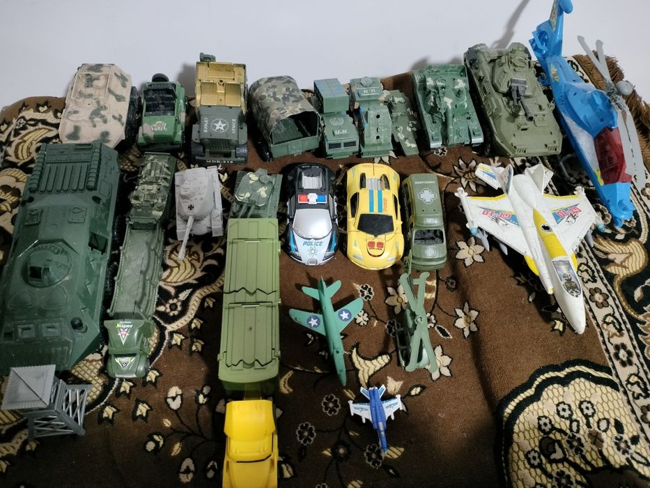 ОПИС Продам колекцію військової техніки та машинок (Танки, Фури,Hot Wh