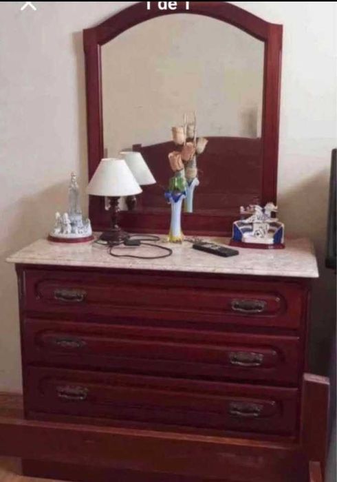 cômoda com pedra mármore e espelho