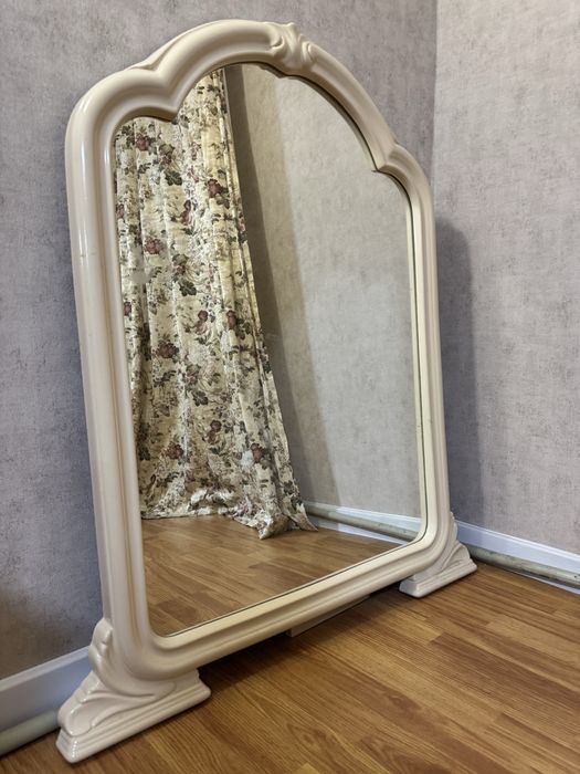 Комод и зеркало, мебель в спальню