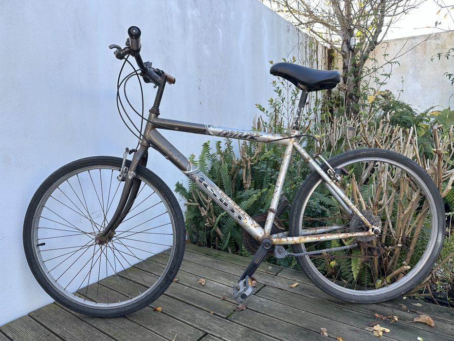 2 bicicletas antigas + suporte para 3 bicicletas