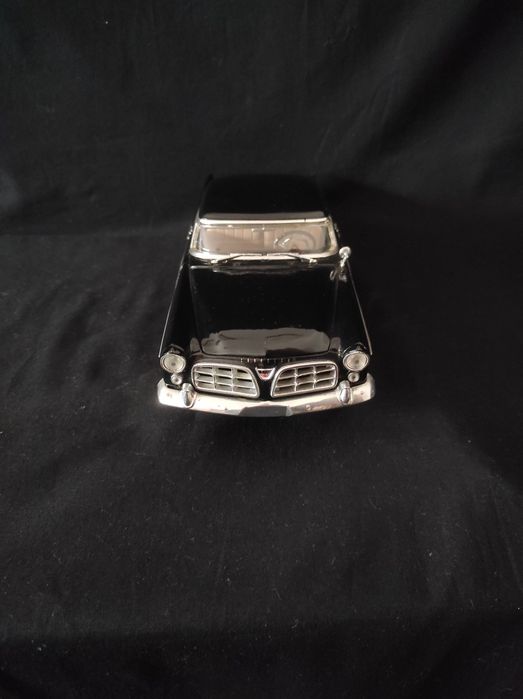 Miniatura escala 1:18 Chrysler 300 B
