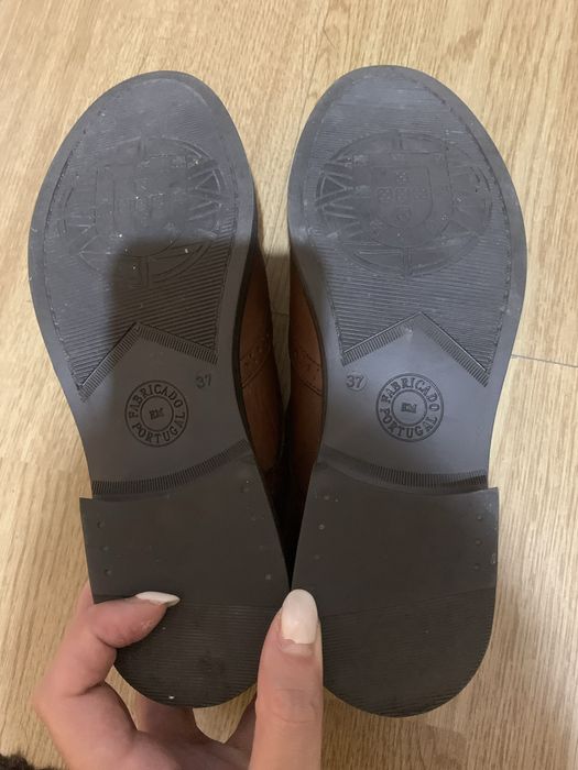 Sapatos de Pele Castanhos Novos