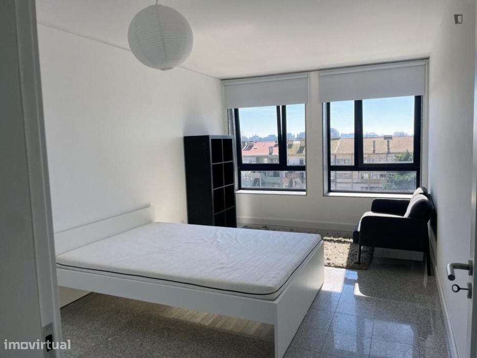 Quarto - localizado em Lordelo do Ouro Porto