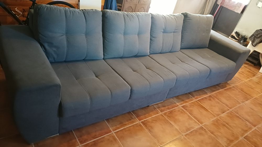 Sofa de sala de cor cinzento escuro.