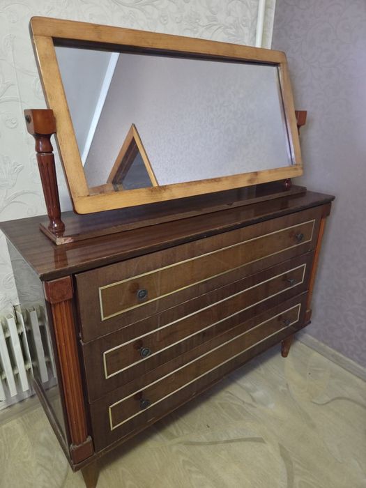Комод з дзеркалом і дві приліжкові тумби