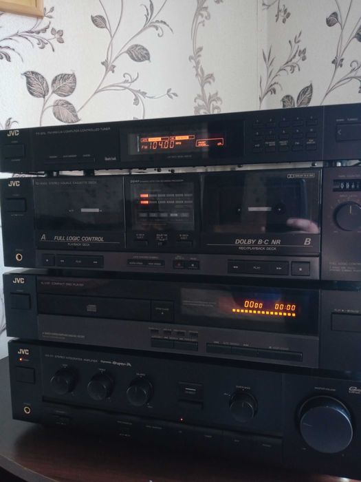 Продам стойку JVC. Из 4х аудио аппаратов.