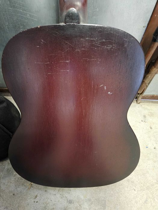 Futerał z starą gitarą