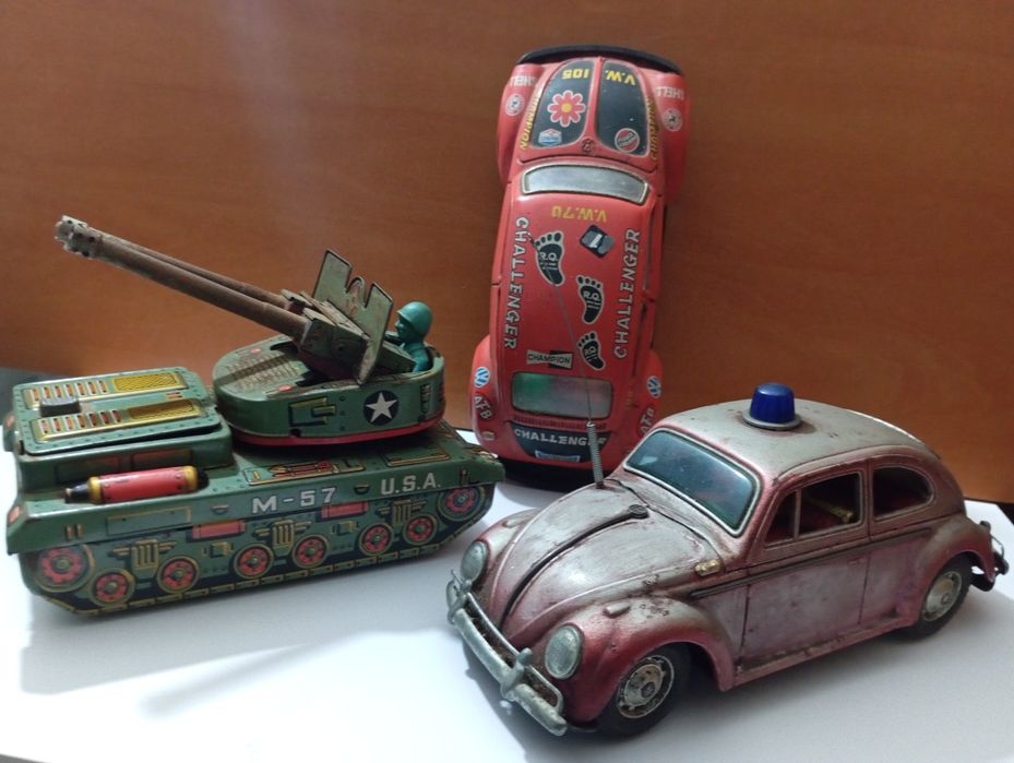 Carros antigos em chapa de brincar