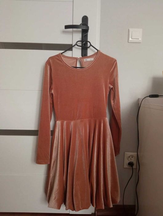 Różowa elegancka sukienka