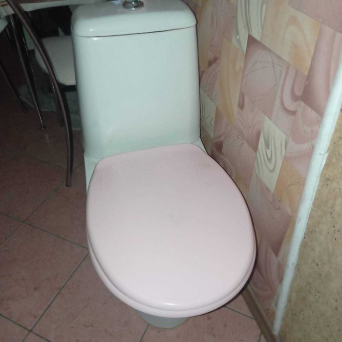 Унітаз Vidima з кришкою в гарному стані