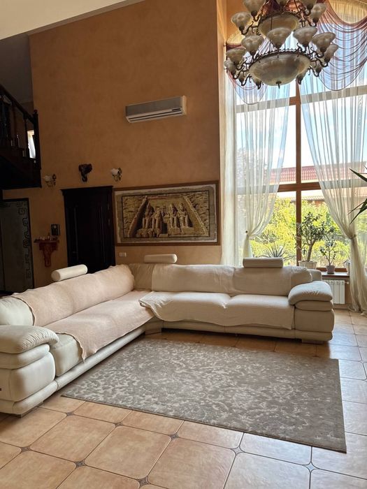 Будинок в сучасному стилі. Дніпршосе. Район новобудов в лісовій смузі