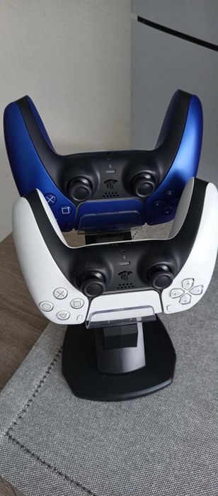 Ps5 com 2 comandos como nova