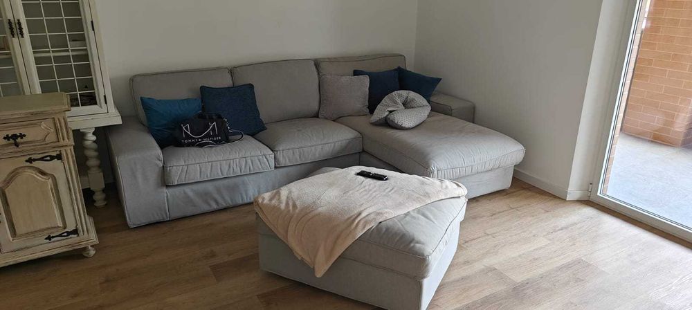 SOFÁ KIVIK 3 lugares com chaise longue + Repousa Pés