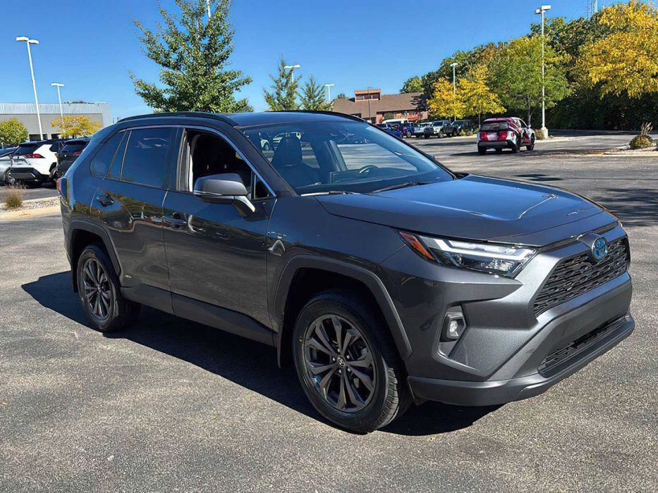 Toyota RAV4 XLE Premium      2024